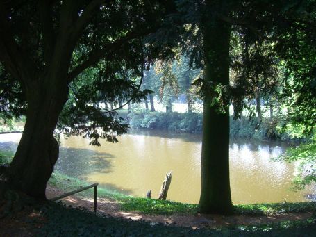 Bergen : Kasteel Well, der äußere Wassergraben